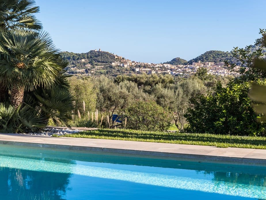 Piscina amb vistes al Castell de Capdepera