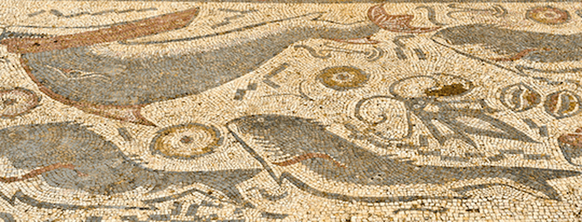 Antikes Mosaik mit Darstellungen von Walen und Meereslebewesen, mit komplizierten geometrischen Mustern und Rändern in erdigen Farbtönen.