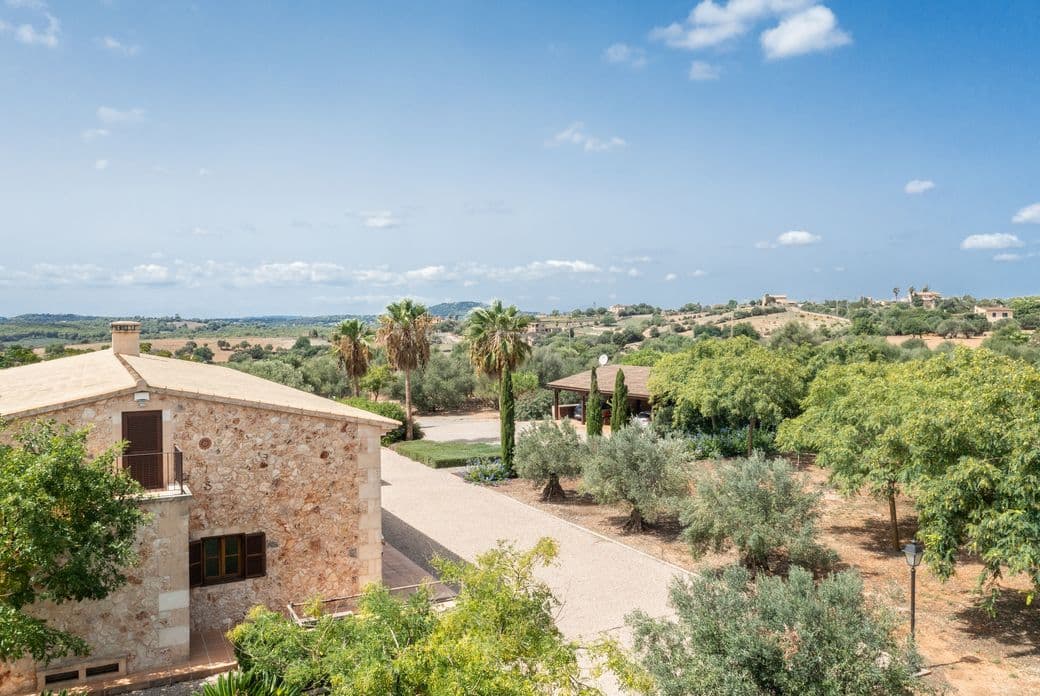 Finca tranquil·la situada prop de Manacor, envoltada de vegetació exuberant i vistes a un paisatge obert.
