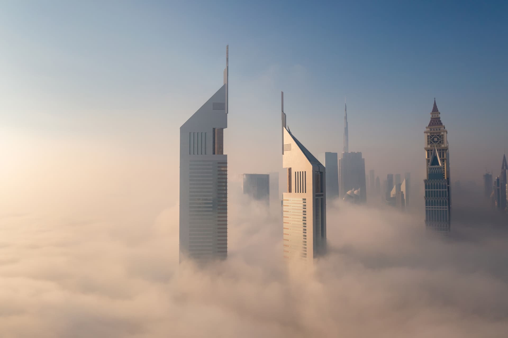 emirates financial towers Luftaufnahme in den Wolken