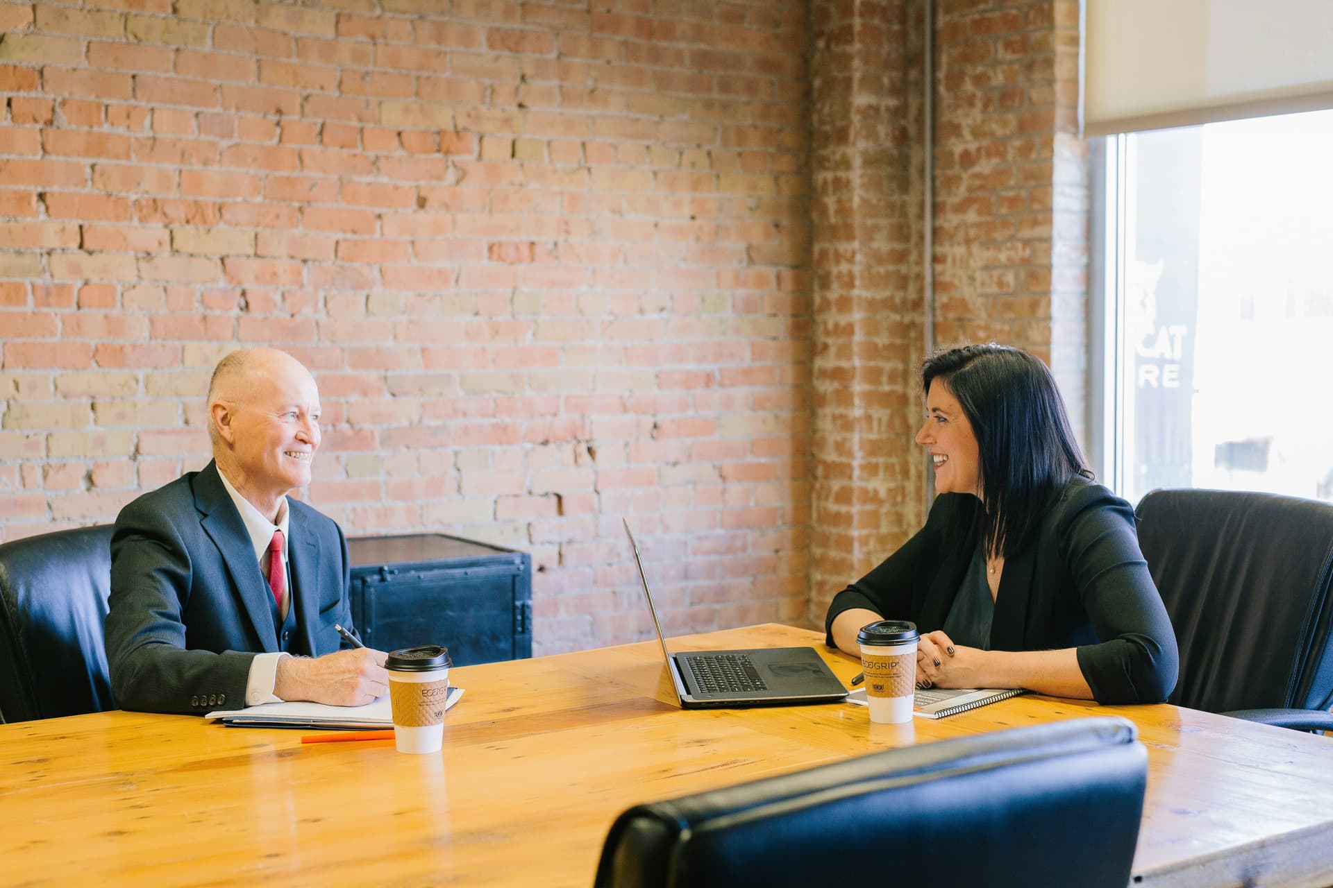 Un mentor inmobiliario enseñando a la nueva incorporación