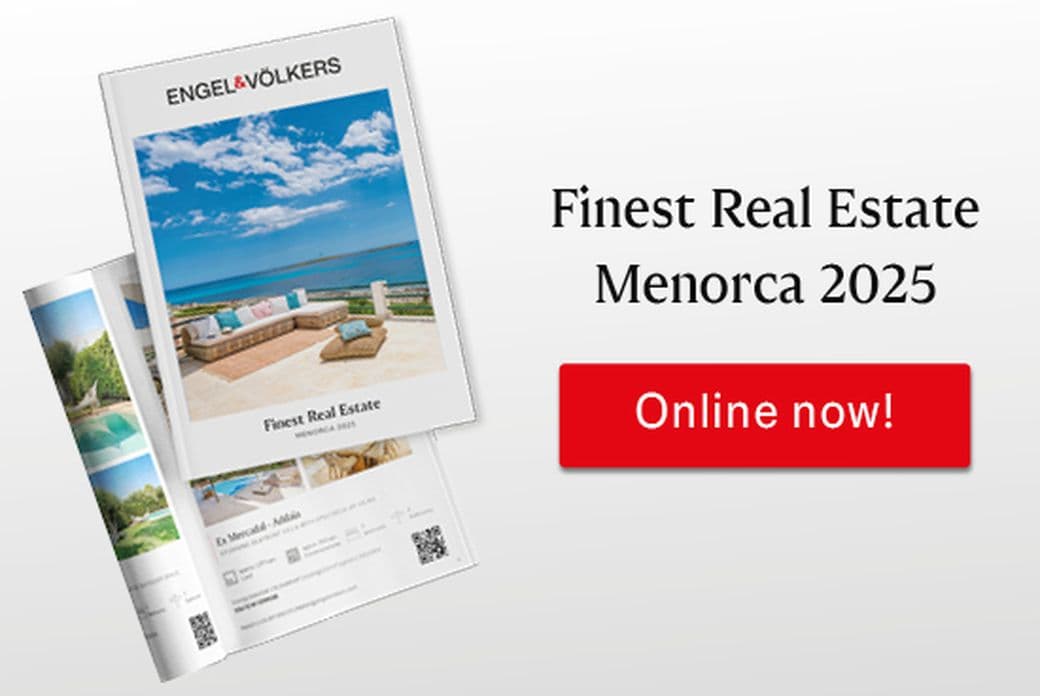 Cover und Vorschau des Engel & Völkers Katalogs „Finest Real Estate Menorca 2025“ mit luxuriösen Immobilien am Meer und dem Call-to-Action „Jetzt online!“