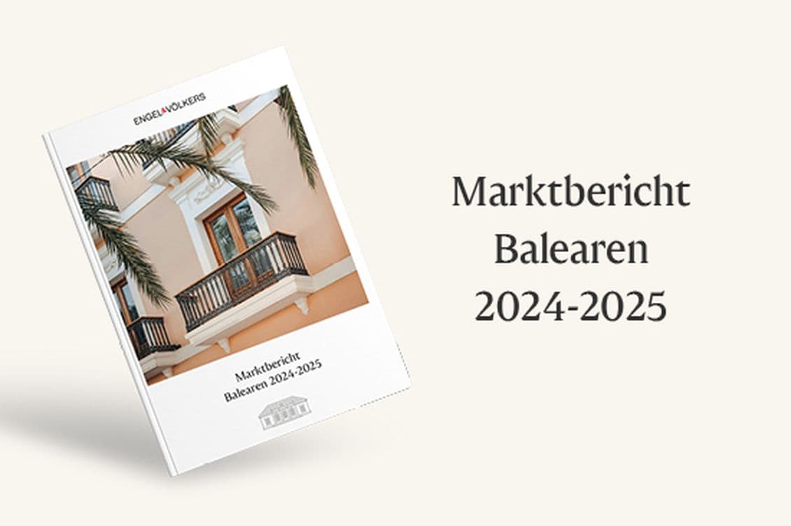 Titelbild des Engel & Völkers Marktberichts Balearen 2024–2025 mit mediterranem Hausmotiv und stilvoller Balkonszene, daneben die Aufschrift „Marktbericht Balearen 2024–2025“.