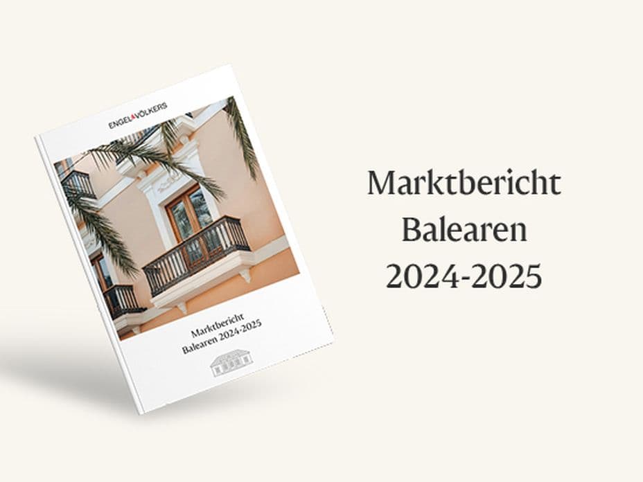 Titelbild des Engel & Völkers Marktberichts Balearen 2024–2025 mit mediterranem Hausmotiv und stilvoller Balkonszene, daneben die Aufschrift „Marktbericht Balearen 2024–2025“.