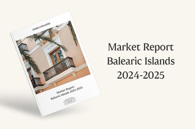 Titelseite des Marktberichts Balearen mit Abbildung der Broschüre und einem Motiv der Fassade in Palma mit Palmen.