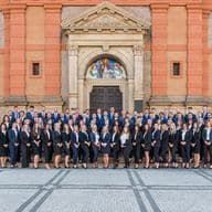 Skupinová fotografie kolegů z Engel & Völkers pořízená v kanceláři. Profesionální, a zároveň přátelská atmosféra odráží týmového ducha a spolupráci v realitním prostředí.