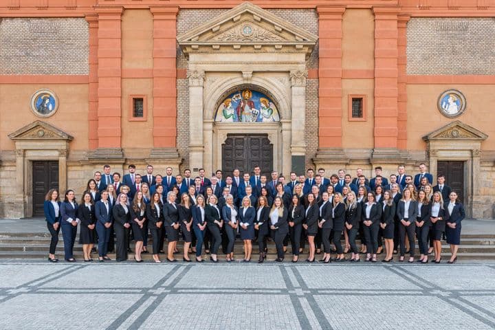 Skupinová fotografie kolegů z Engel & Völkers pořízená v kanceláři. Profesionální, a zároveň přátelská atmosféra odráží týmového ducha a spolupráci v realitním prostředí.