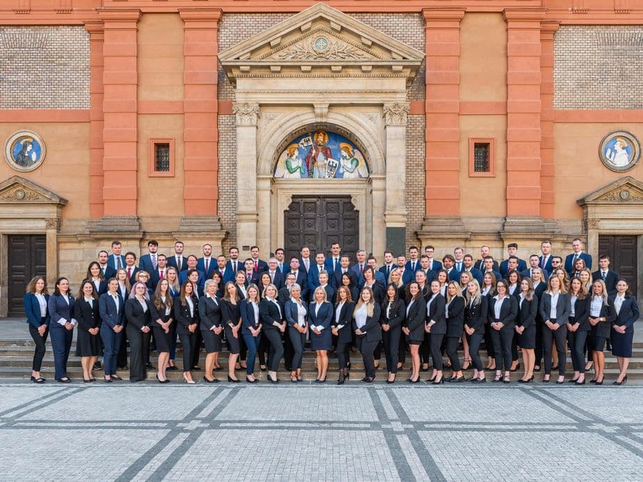 A group of Engel & Völkers colleagues captured in a team photo at the office. The professional yet friendly atmosphere reflects team spirit and collaboration in the real estate environment.