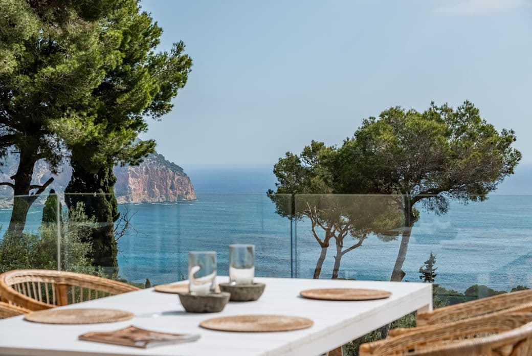 Terraza con vistas al mar y mesa de comedor en Canyamel, Artà.