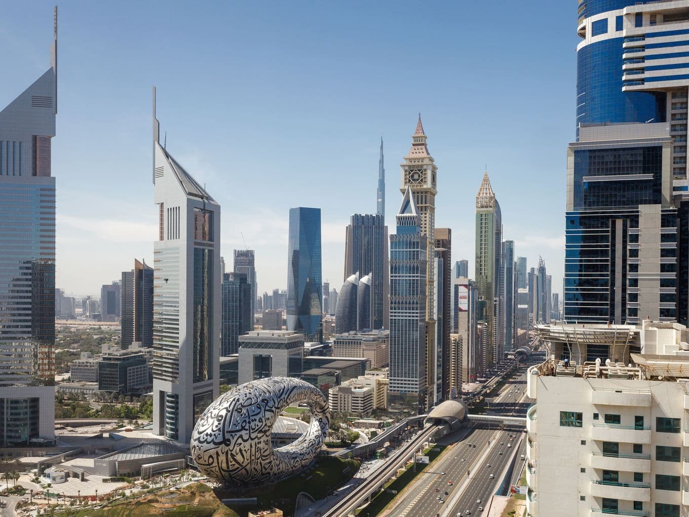 DIFC Sheikh Zayed Road Blick und Museum of the Future