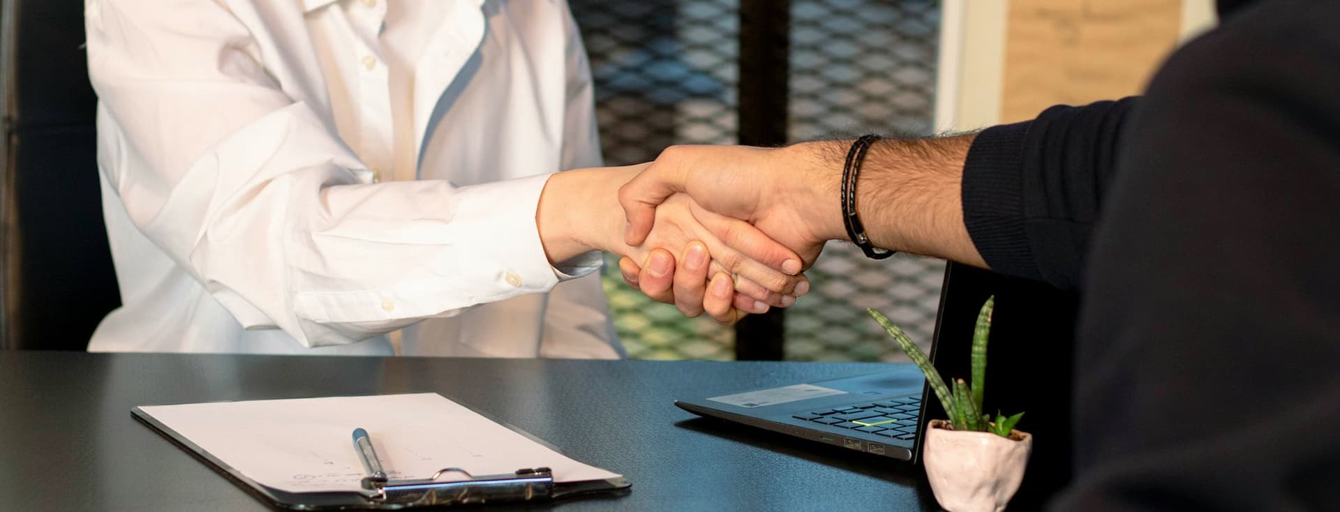 Una mujer estrechando la mano de un chico