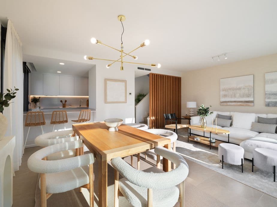 Ampli i lluminós interior amb una zona d'estar i menjador de concepte obert, decorat amb mobles contemporanis a Puig de Ros, Mallorca.