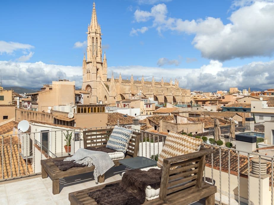 Vistes des de la terrassa sobre el Sant Francesc de Palma i els paisatges urbans atemporals.