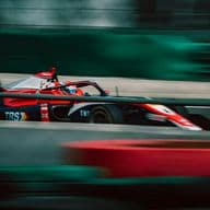 Un coche de Fórmula 1 circulando en un circuito