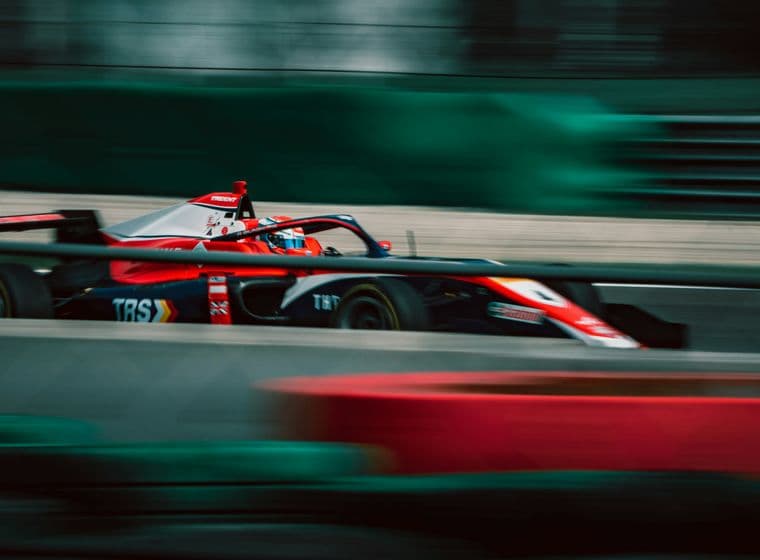 Un coche de Fórmula 1 circulando en un circuito
