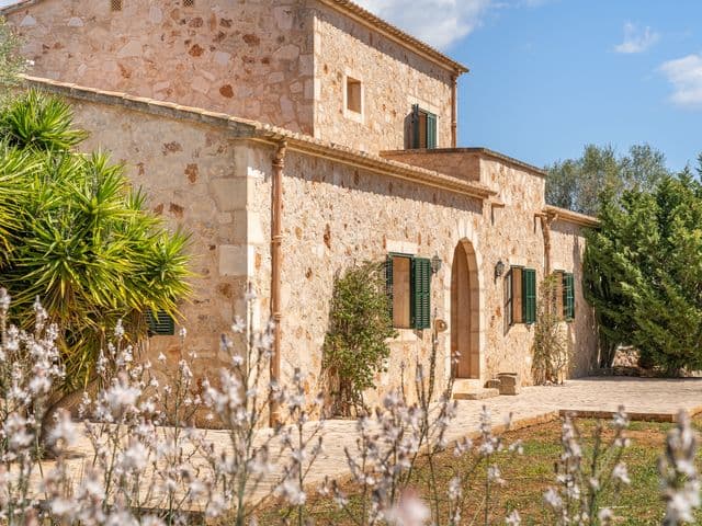 Beautiful finca in Es Llombards combining rustic stone architecture with modern design elements, set in a peaceful Mallorcan countryside setting