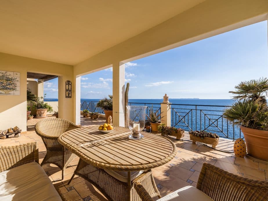 Elegant àtic amb una àmplia terrassa i espectaculars vistes al mar Mediterrani i a l'illa de Cabrera.