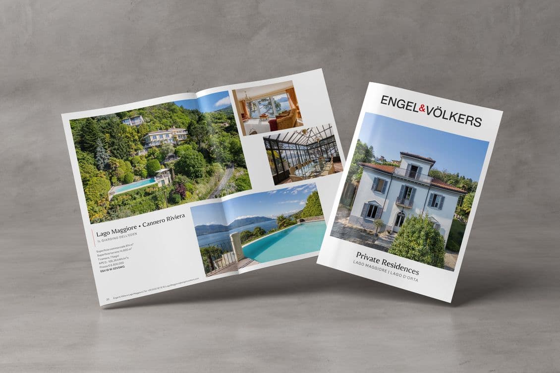 Copertina della rivista “Residenza Privata 2025 Lago Maggiore” con immagine di una villa bianca dallo stile elegante, caratterizzata da ampie vetrate, persiane celesti e tetto spiovente, immersa nel paesaggio naturale del lago.