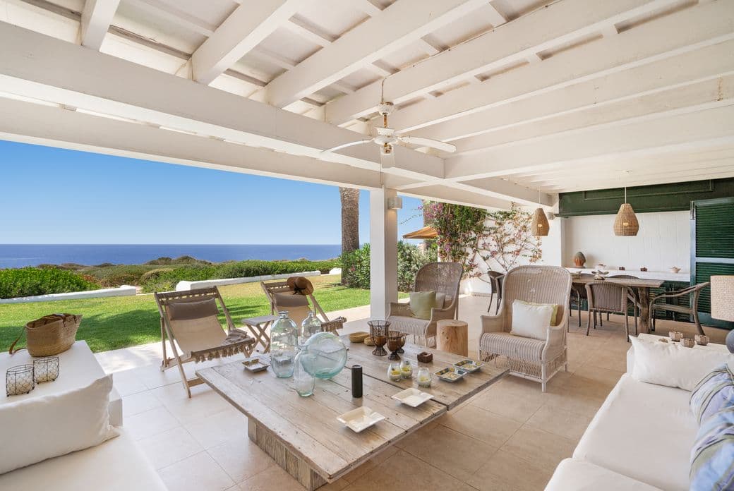 Spektakuläre Terrasse in einem Duplex-Chalet in Es Canutells, Menorca, mit atemberaubendem Blick auf die Umgebung – der perfekte Ort für das Leben im Freien.