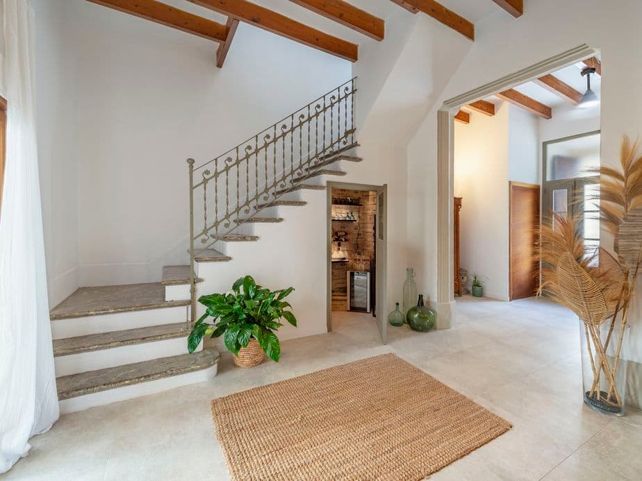 Charming townhouse in Alcudia featuring a welcoming entrance framed by Mediterranean plants and stylish architectural details.
