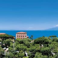 Bei gutem Wetter kann man vom Hotelzimmer aus die Bucht von Neapel und den Vesuv sehen. Das Hotel ist umgeben von einem zwei Hektar großen Park, in dem Zitronenbäume, Glyzinien und Bougainvilleen wachsen.