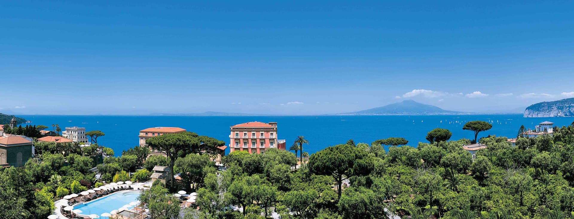 Bei gutem Wetter kann man vom Hotelzimmer aus die Bucht von Neapel und den Vesuv sehen. Das Hotel ist umgeben von einem zwei Hektar großen Park, in dem Zitronenbäume, Glyzinien und Bougainvilleen wachsen.