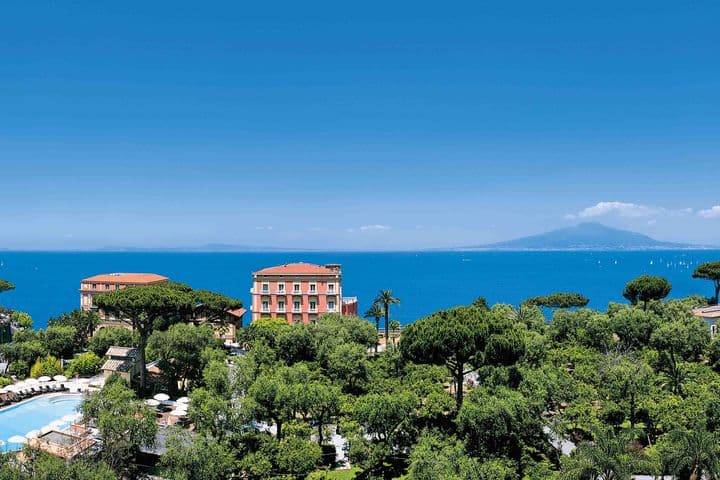 Bei gutem Wetter kann man vom Hotelzimmer aus die Bucht von Neapel und den Vesuv sehen. Das Hotel ist umgeben von einem zwei Hektar großen Park, in dem Zitronenbäume, Glyzinien und Bougainvilleen wachsen.