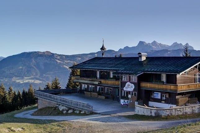 Ein idyllisches Berghotel mit spektakulärem Ausblick auf die Tiroler Alpen.