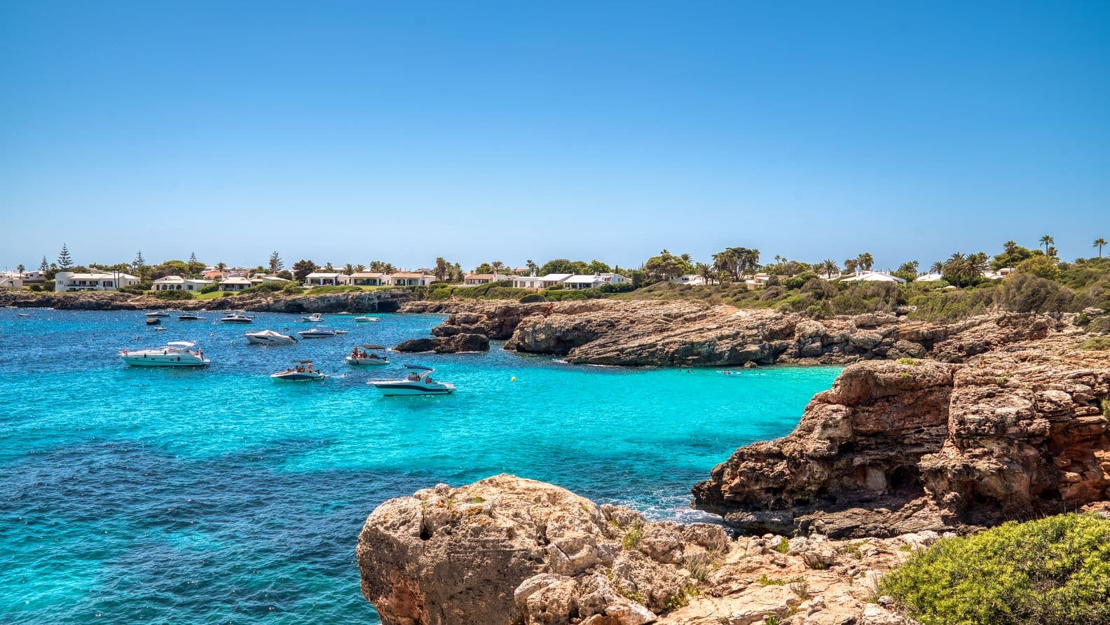 Hermosa cala en la costa de Menorca, en Binisafua, Sant Lluís, con aguas cristalinas y encantadoras propiedades frente al mar, perfectamente ubicadas a lo largo de la costa.