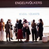 Personas charlando en el Guest Lounge de Engel & Völkers en ARCOmadrid 2026