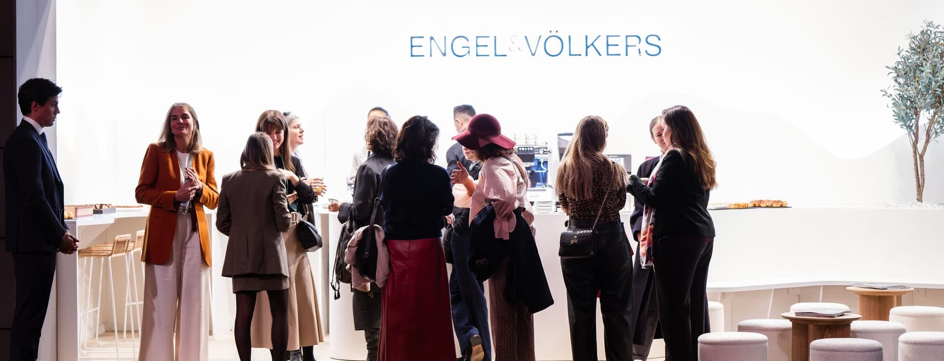 Personas charlando en el Guest Lounge de Engel & Völkers en ARCOmadrid 2026