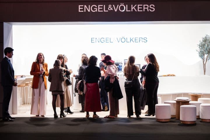 Personas charlando en el Guest Lounge de Engel & Völkers en ARCOmadrid 2026