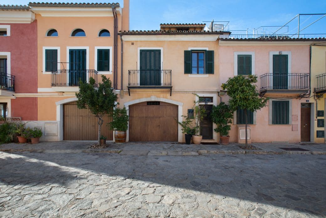 Charming view of the Santa Catalina neighbourhood in Palma, with vibrant streets and traditional architecture