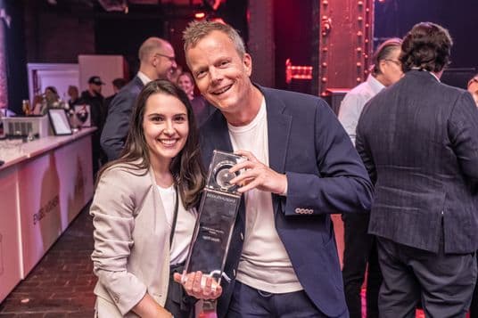 I dipendenti di Engel & Völkers tengono in mano il premio