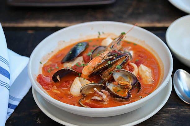 Mariscos frescos en un plato con gambas y mejillones