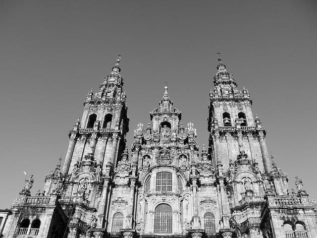 Schwarz-Weiß-Bild von der Fassade der Kathedrale von Santiago.