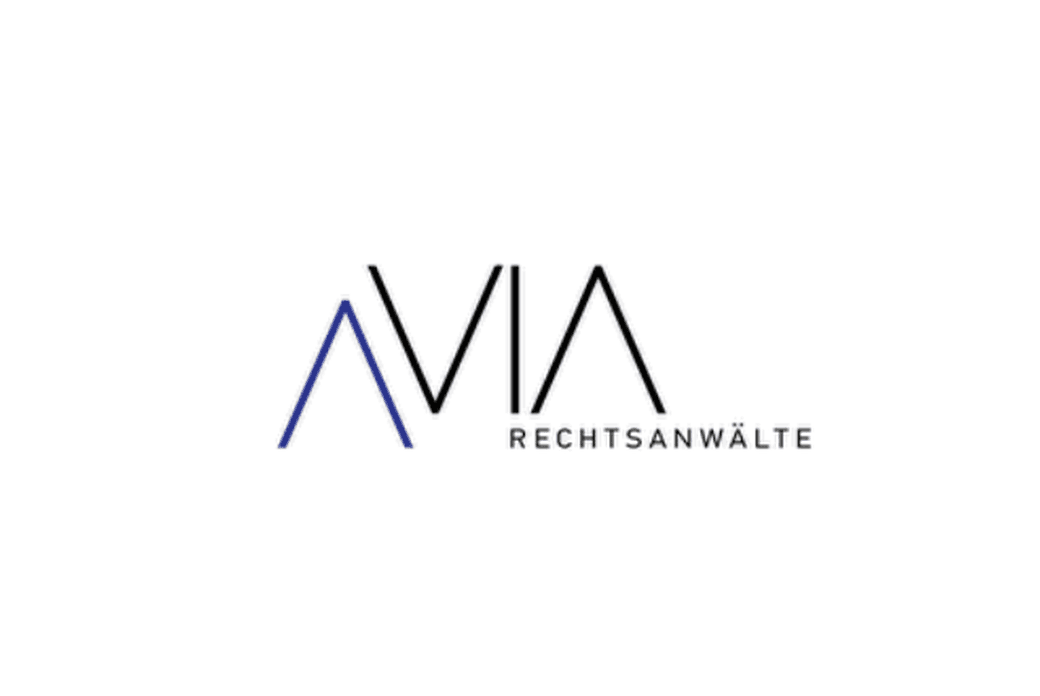 Minimalistisches Logo 'AVIA' in schwarz und blau mit Zusatz 'RECHTSANWÄLTE