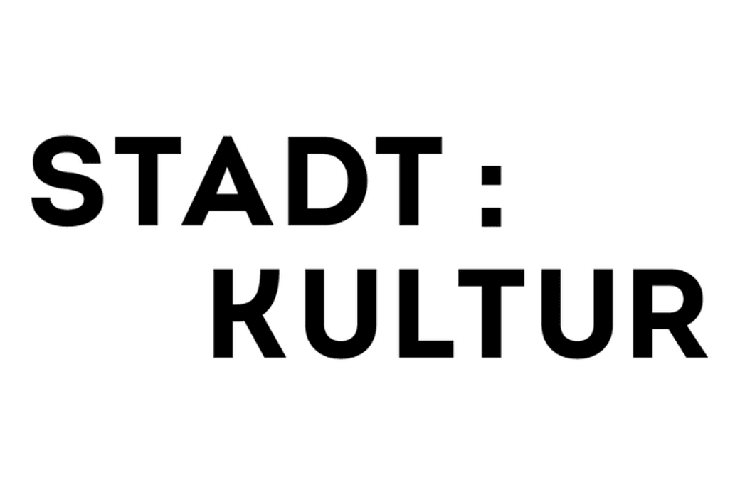 Schwarzer Schriftzug 'STADT:KULTUR' in Großbuchstaben auf weißem Hintergrund