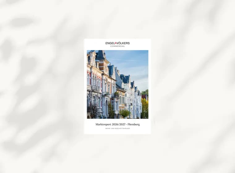 Titelbild für den Marktbericht von Engel & Völkers Commercial mit einer Reihe farbenfroher Stadthäuser unter blauem Himmel, Flensburg 2026/2027.