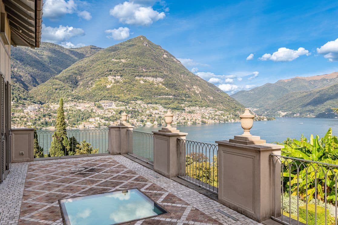 Luxuriöse Terrasse mit Pool und Panoramablick auf den Comer See und die Berge