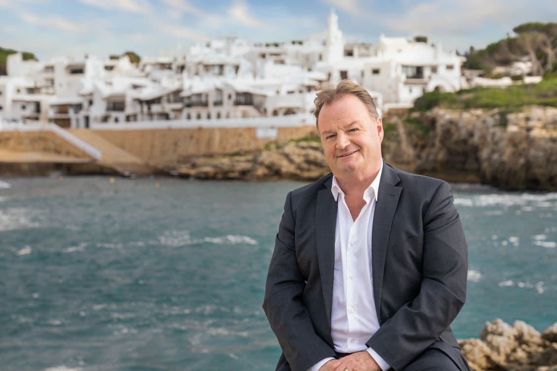 Retrato profesional de Gary Hobson, Director General de Engel & Völkers Menorca, quien representa la marca con liderazgo y un profundo conocimiento local de la isla.