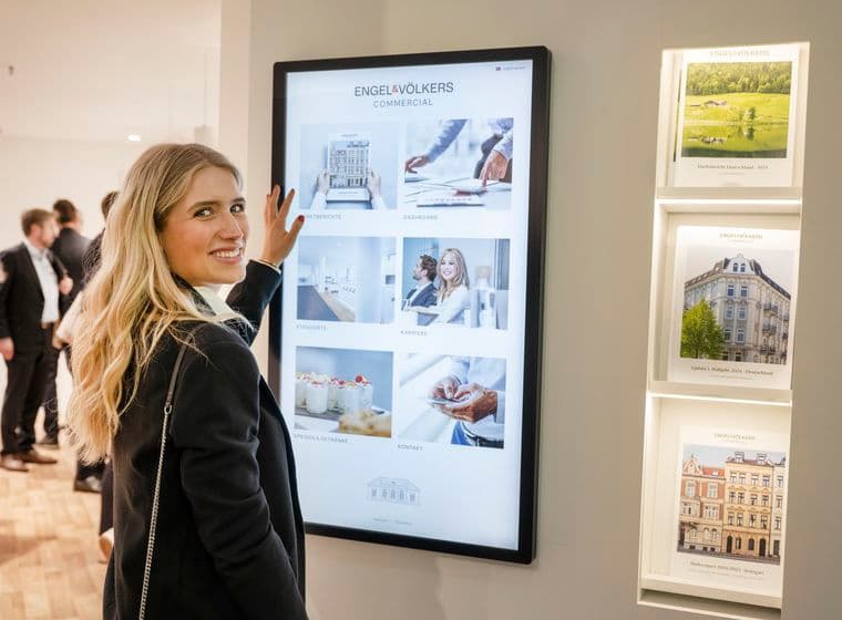 Female Agent infront of display