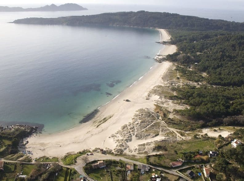 Vista aèria de la platja de Nerga i el Cap Home. Es veu l'àrea molt preservada i salvatge.