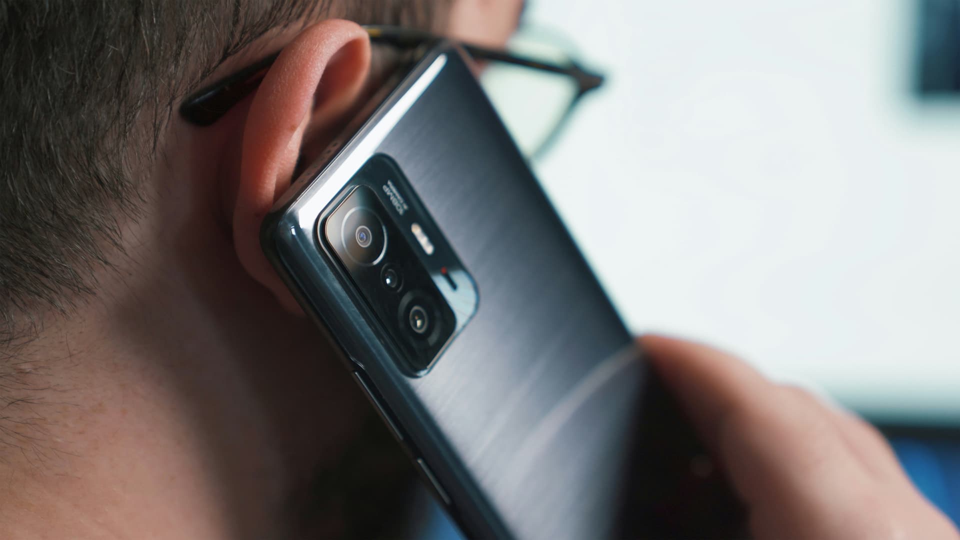 Un hombre hablando por teléfono