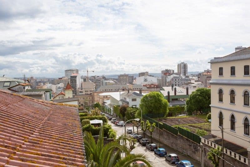 Wohngebiet in Ciudad Jardin, Panoramablick vom Dach aus. Bäume. Häuser.