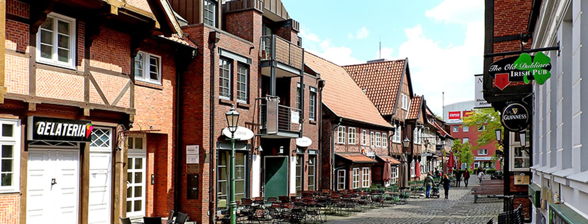 Cobblestone street with cafés and timber-framed homes in Harburg’s old town – attractive residential and mixed-use location