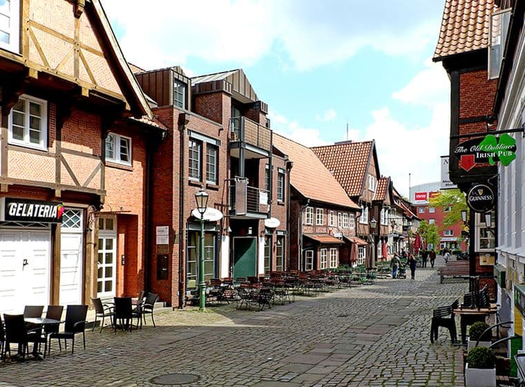 Cobblestone street with cafés and timber-framed homes in Harburg’s old town – attractive residential and mixed-use location