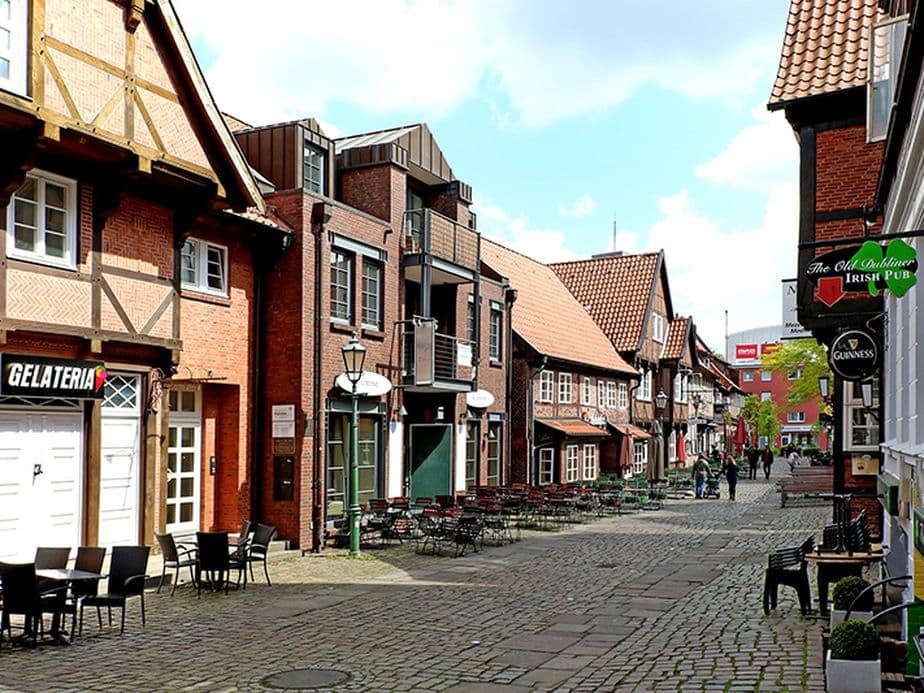 Cobblestone street with cafés and timber-framed homes in Harburg’s old town – attractive residential and mixed-use location