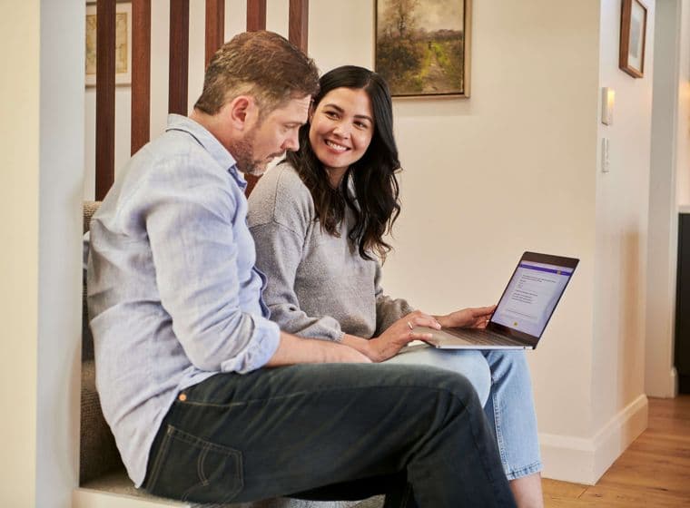 Una pareja viendo información en un portátil
