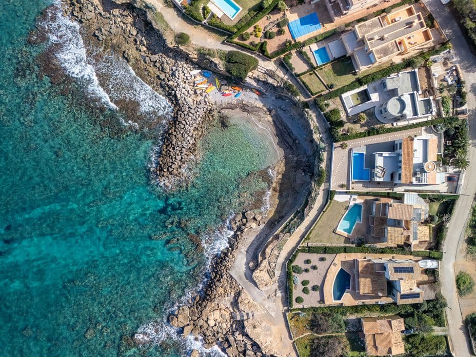 Impressionant vista aèria de Cala de Betlem, mostrant les seves aigües cristal·lines, la costa rocosa i els voltants naturals intactes.